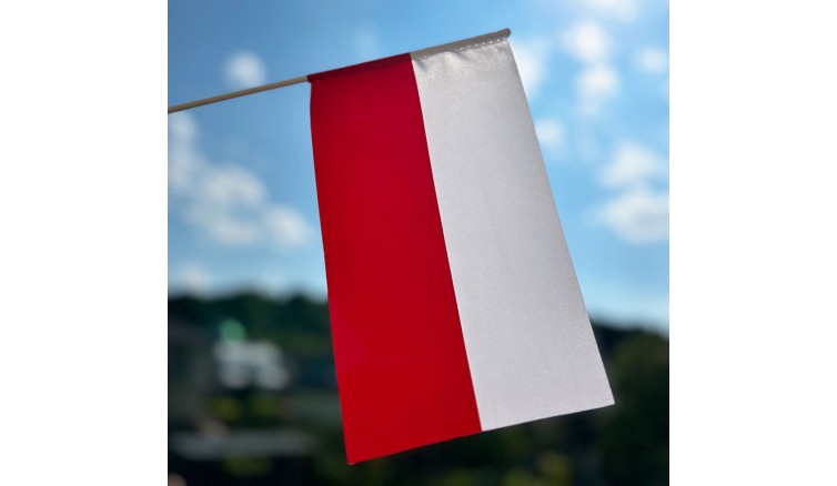 Polska flaga dla samochodu wykonana z atlasu 13cm * 22cm